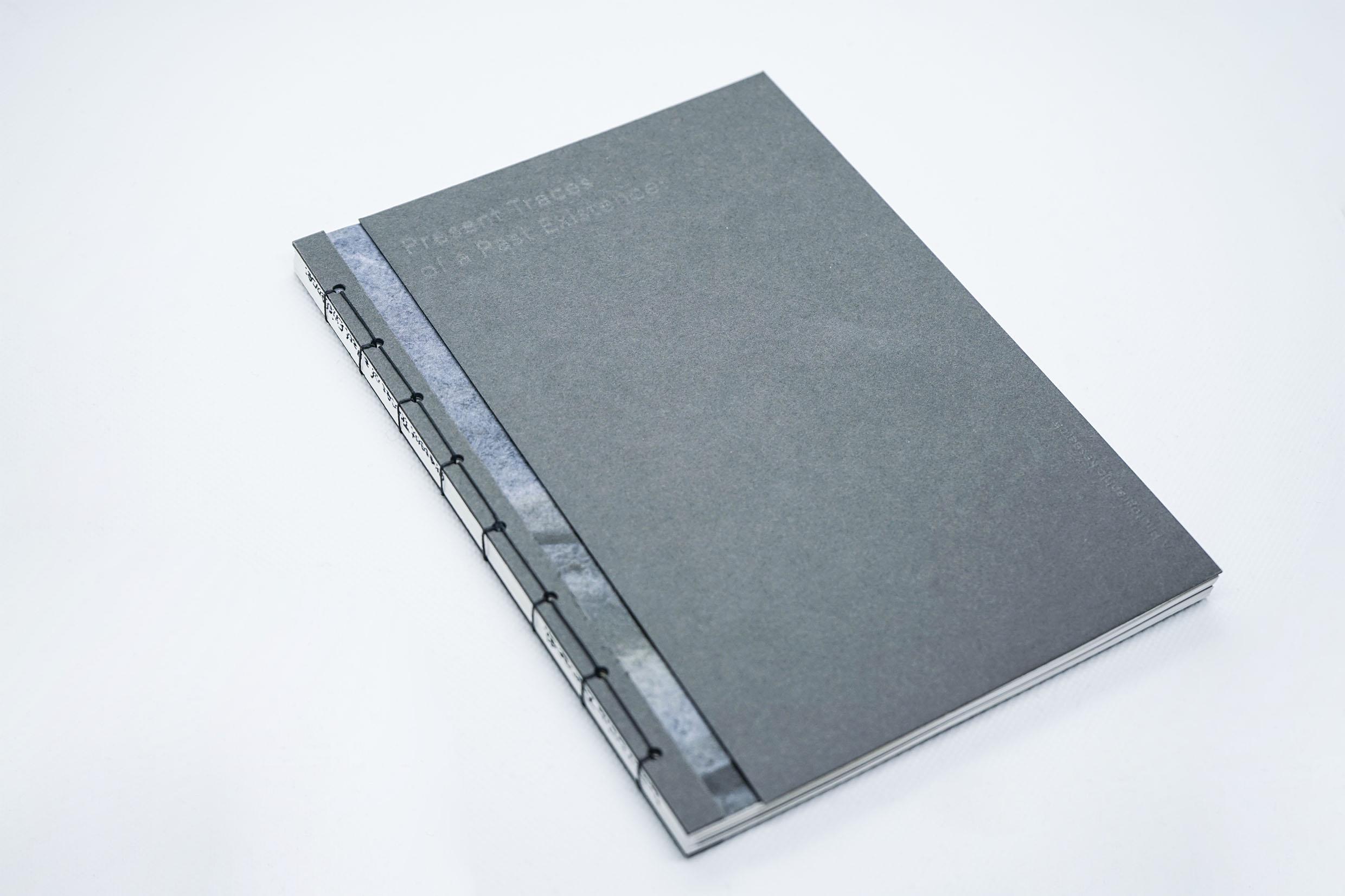 A5 Fotobuch, Farbe: Grau; Titel: Prägung und Stempel am Buchrücken; japanische Bindung
