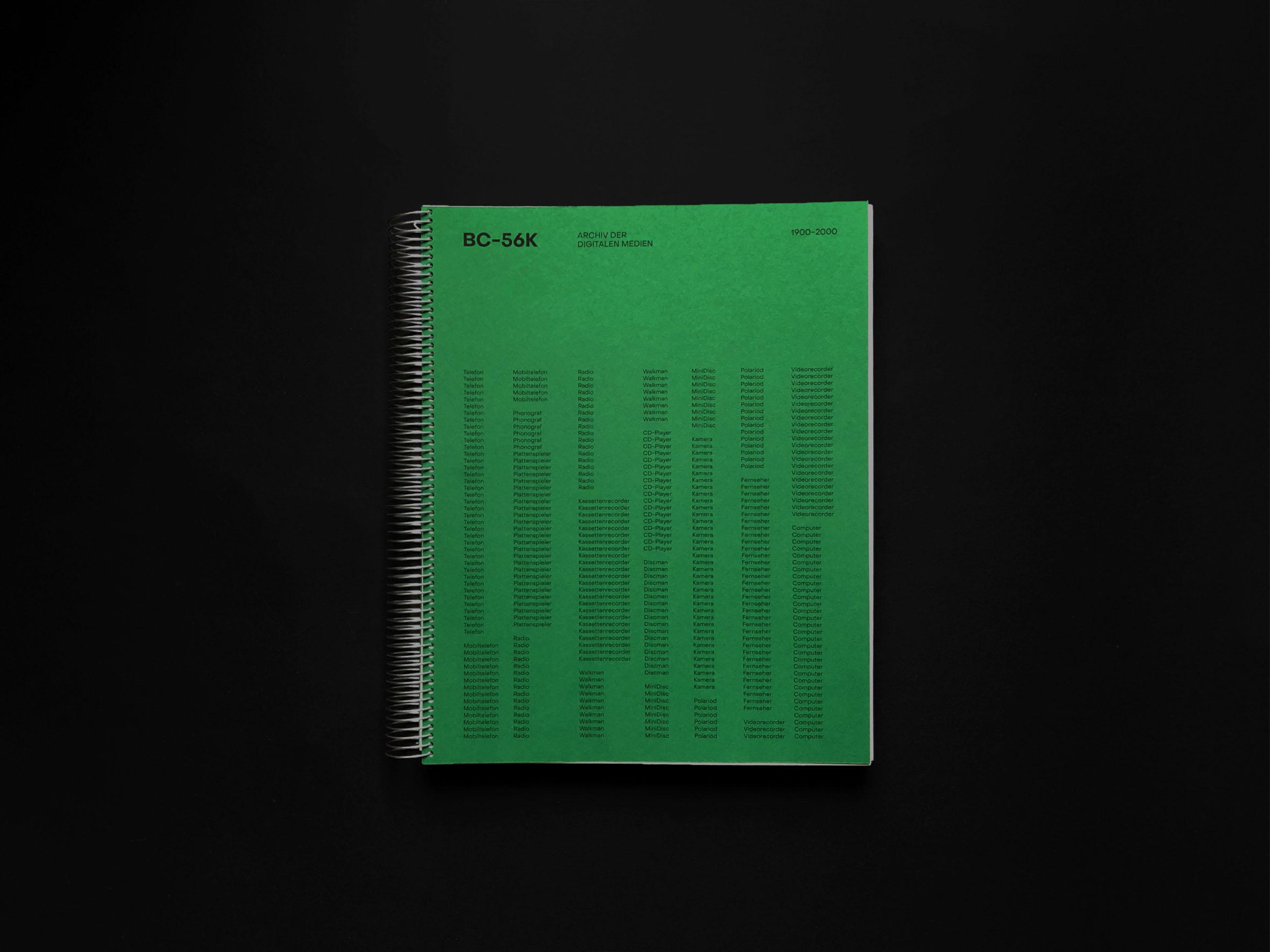 Buch mit metallischer Ringbindung und grünem Cover